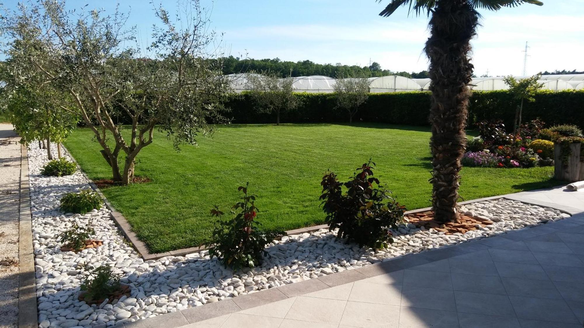 Eden In Peaceful Area Near Center *